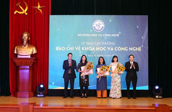 Chủ tịch Viện Hàn lâm khoa học và công nghệ Việt Nam Châu Văn Minh và Bộ trưởng Bộ Khoa học và Công nghệ Chu Ngọc Anh trao Giải Nhất cho đại diện tác giả/nhóm tác giả đạt giải năm 2019