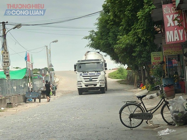 CSGT huyện Nam Sách không xử lý được xe bê tông Thăng Long chạy trên đê do đoạn đê không cắm biển trọng tải