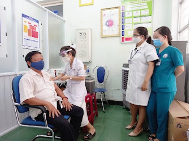 Thừa Thiên Huế: Chủ tịch UBND tỉnh yêu cầu đẩy nhanh tốc độ tiêm vắc xin phòng Covid-19