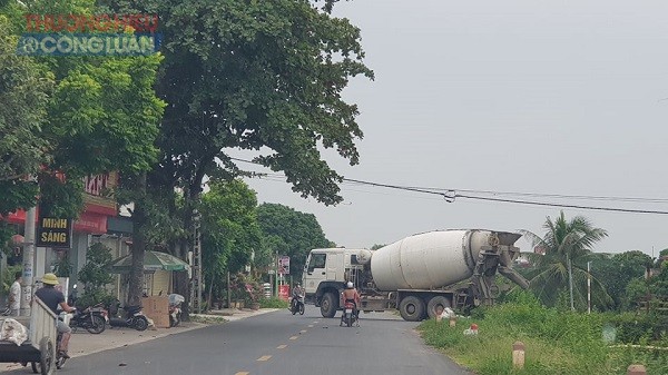 Xe bê tông Thăng Long chạy trên đường huyện Nam Sách