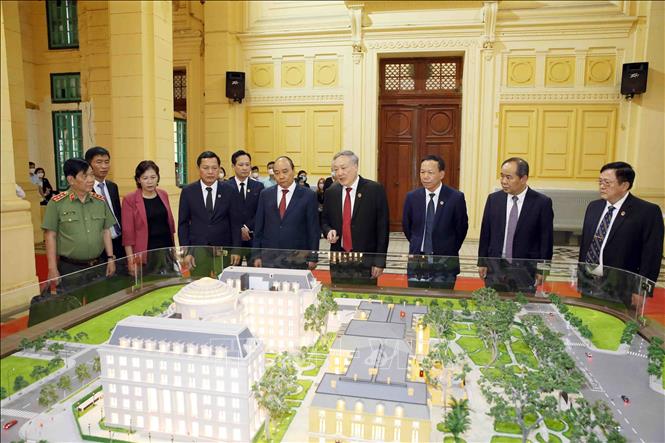 Chủ tịch nước Nguyễn Xuân Phúc tham quan mô hình Trụ sở mới của Tòa án nhân dân tối cao. Ảnh: Phạm Kiên/TTXVN