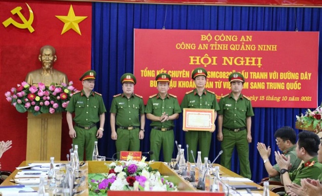Lãnh đạo Công an tỉnh Quảng Ninh trao Bằng khen của Bộ Công an cho đơn vị có thành tích xuất sắc trong chuyên án