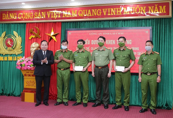 Lãnh đạo Ban Giám đốc Công an tỉnh Lai Châu, lãnh đạo Viện nghiên cứu và ứng dụng phòng chống ma túy PSD trao phần thưởng cho Ban Chuyên án