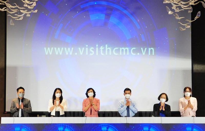 Các đại biểu thực hiện nghi thức bấm nút kích hoạt trang web www.visithcmc.vn