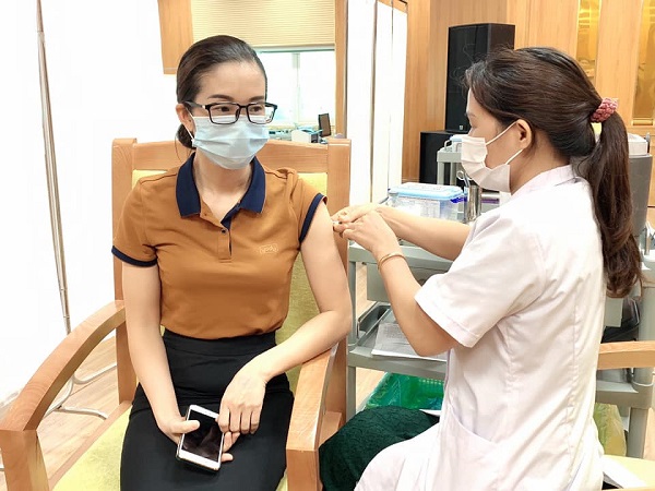 Thực hiện tiêm chủng tại Trung tâm y tế huyện Lâm Thao