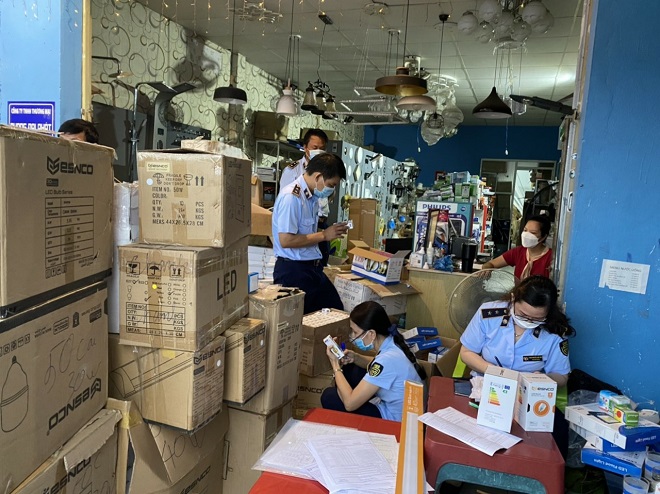 Lực lượng QLTT tỉnh Bình Thuận đang tiến hành kiểm tra kho hàng