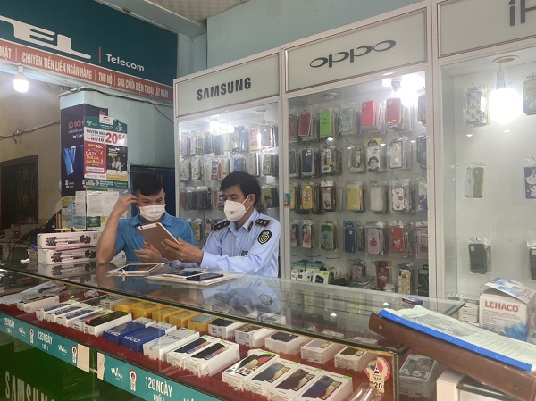 Lực lượng chức năng kiểm tra cửa hàng kinh doanh điện thoại trên địa bàn