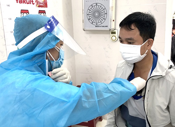 Cán bộ y tế khám sàng lọc trước khi tiêm vắc xin tại Thành phố Việt Trì