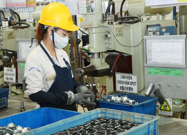 Công ty TNHH Công nghiệp chính xác Việt Nam 1, KCN Khai Quang, thành phố Vĩnh Yên vẫn sản xuất ổn định, đảm bảo đời sống cho người lao động