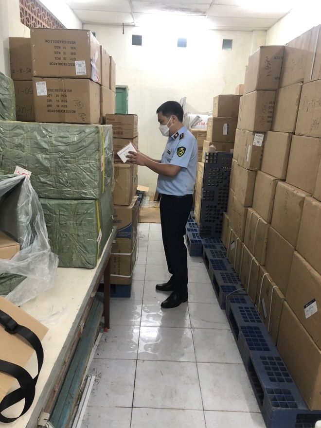 Phát hiện gần 10.000 khẩu trang nghi giả nhãn hiệu trong khuôn viên Hội chữ thập đỏ