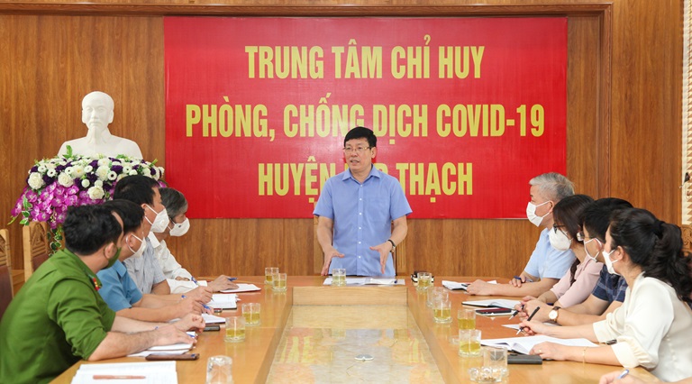 Chủ tịch UBND tỉnh Lê Duy Thành kiểm tra công tác phòng, chống dịch tại huyện Lập Thạch. Ảnh: Khánh Linh