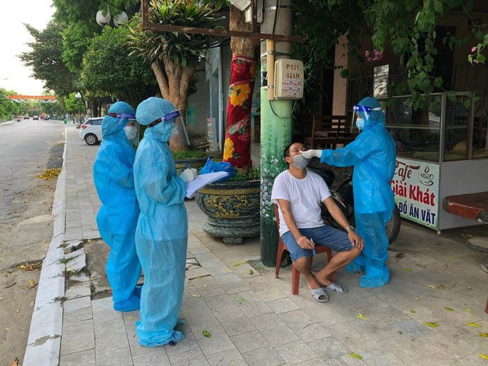 Ngành y tế Thanh Hóa lấy mẫu diện rộng trên địa bàn huyện Nông Cống để truy vết, phòng chống dịch Covid-19