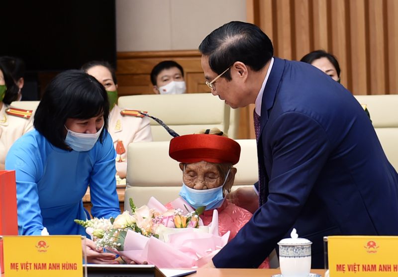 Thủ tướng Chính phủ Phạm Minh Chính tặng hoa Mẹ Việt Nam Anh hùng. Ảnh VGP/Nhật Bắc
