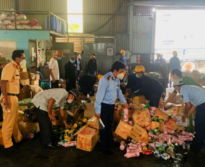 Phú Yên: Tiêu hủy lượng lớn hàng hóa không đủ điều kiện lưu hành trên thị trường