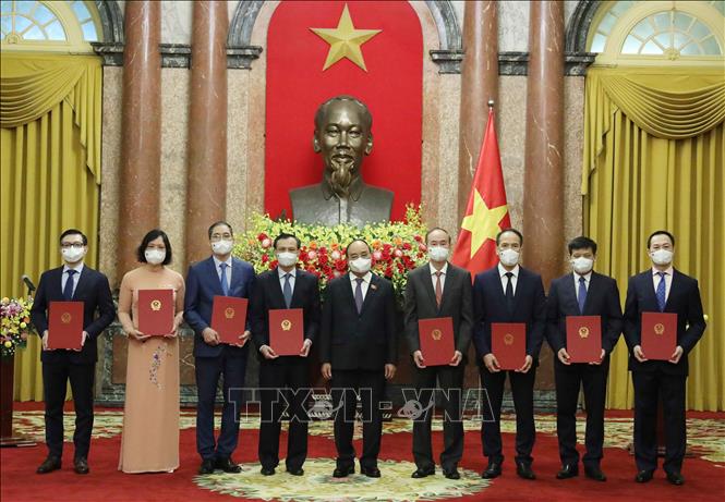 Chủ tịch nước Nguyễn Xuân Phúc trao cho 8 cán bộ ngoại giao Quyết định bổ nhiệm Đại sứ nhiệm kỳ 2021 - 2024 khu vực châu Âu, Nam Âu và Trung Á. Ảnh: Thống Nhất/TTXVN