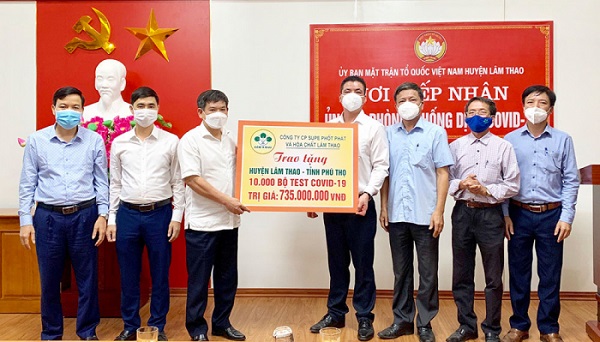 Đồng chí Nguyễn Quang Anh - TUV, Bí thư Huyện ủy Lâm Thao tiếp nhận 10.000 bộ kít do Công ty cổ phần Supe Phốt phát và Hóa chất Lâm Thao ủng hộ