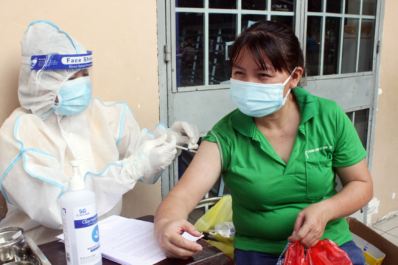 Tiêm vắc xin phòng Covid-19 cho công nhân Công ty Changshin Việt Nam.