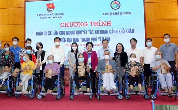 Ban vận động Quỹ Bầu ơi đã tặng quà và trao 30 chiếc xe lăn trị giá 60 triệu đồng cho người khuyết tật có hoàn cảnh khó khăn trên địa bàn thành phố