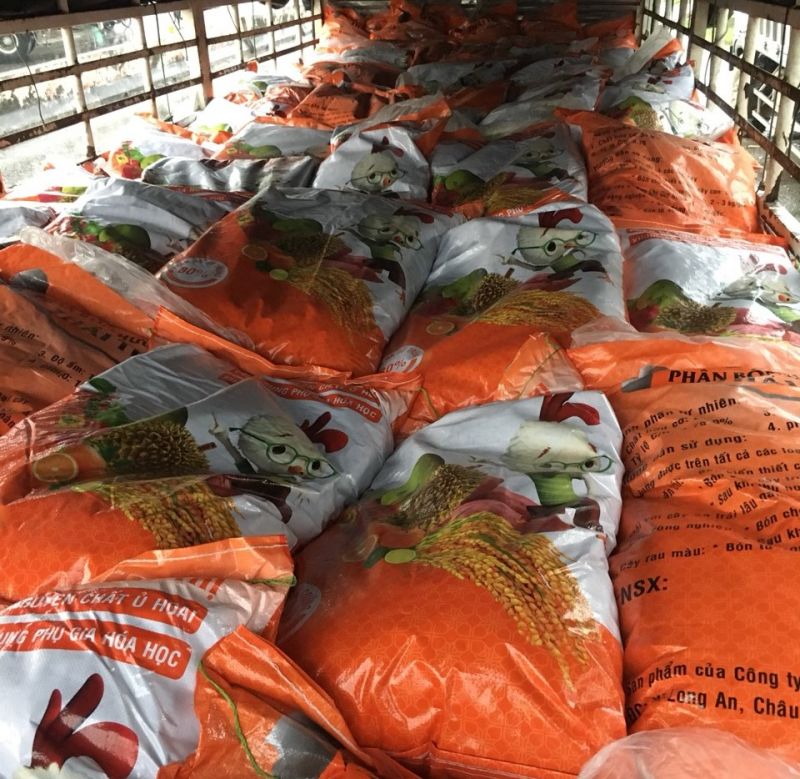 Tiền Giang: Phát hiện 10 tấn phân bón hữu cơ vi phạm nhãn hàng hóa