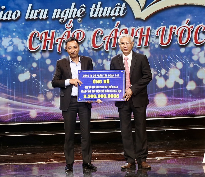 Ông Nguyễn Anh Tuấn, Phó Tổng Giám đốc Tập đoàn T&T Group (bên trái) trao ủng hộ 3,5 tỷ đồng cho Quỹ hỗ trợ học sinh đạt điểm cao có hoàn cảnh đặc biệt khó khăn vào đại học của tỉnh Hà Tĩnh