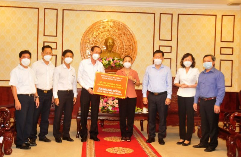 TP. Hồ Chí Minh trao tặng Bình Phước 500 triệu đồng và vật tư y tế hỗ trợ phòng chống dịch