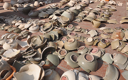 Rất nhiều hiện vật gốm được tìm thấy, qua nghiên cứu so sánh với sản phẩm ở Hoàng thành Thăng Long, các nhà nghiên cứu khảng định, sản phẩm của lò gốm Chu Đậu từng được sử dụng trong hoàng cung vào thời Lê sơ (thế kỷ 15-16)