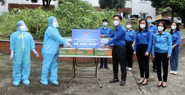 Tỉnh đoàn Phú Thọ tặng quà học sinh mắc Covid-19