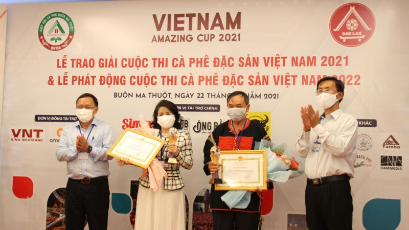 Ban tổ chức trao giải cho các đơn vị đạt giải Cà phê đặc sản Việt Nam 2021