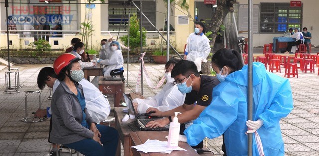 Người dân xã Hòa Sơn, huyện Hòa Vang tiêm vaccine phòng Covid-19,