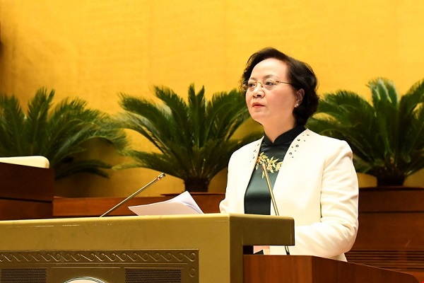 Bộ trưởng Bộ Nội vụ Phạm Thị Thanh Trà trình bày tờ trình về dự án Luật Thi đua, khen thưởng