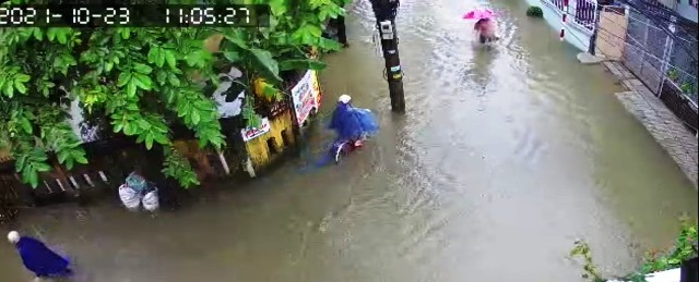 Nước ngập một đoạn đường ở phường Vỹ Dạ, Huế trưa 23.10.2021