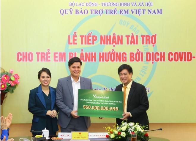 Ban lãnh đạo Vinanutrifood trao tặng phần tài trợ cho Giám đốc Quỹ bảo trợ trẻ em Việt Nam - Ông Hoàng Văn Tiến