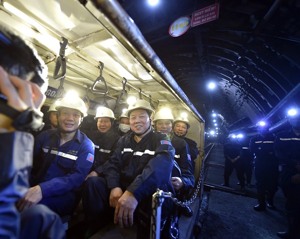 Trong hầm mỏ ở độ sâu -140m, Phó Thủ tướng, lãnh đạo một số bộ ngành, tỉnh Quảng Ninh và cán bộ ngành than đi tàu để xuống độ sâu -230m. Ảnh: VGP/Đức Tuân