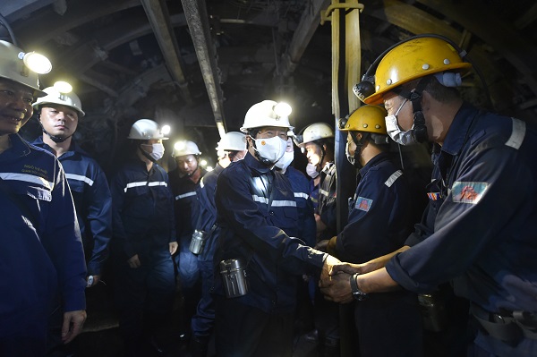 Phó Thủ tướng thị sát tình hình sản xuất tại hầm mỏ ở độ sâu -230m. Ảnh: VGP/Đức Tuân