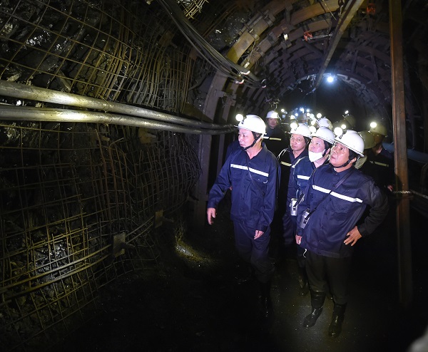Phó Thủ tướng xuống kiểm tra hầm mỏ ở độ sâu -240m. Ảnh: VGP/Đức Tuân