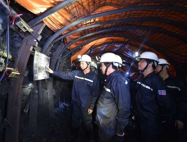 Phó Thủ tướng nghe lãnh đạo Tập đoàn TKV giới thiệu về công tác bảo đảm an toàn khai thác mỏ tại đường hầm ở độ sâu -240m. Ảnh: VGP/Đức Tuân