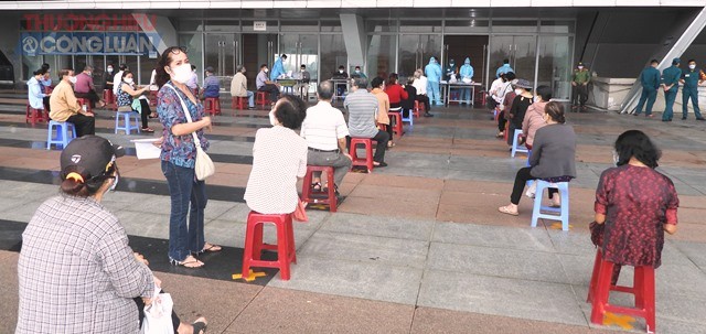 Thành phố Đà Nẵng triển khai tiêm vaccine phòng Covid-19, cho người cao tuổi tại Cung thể thao Tiên Sơn
