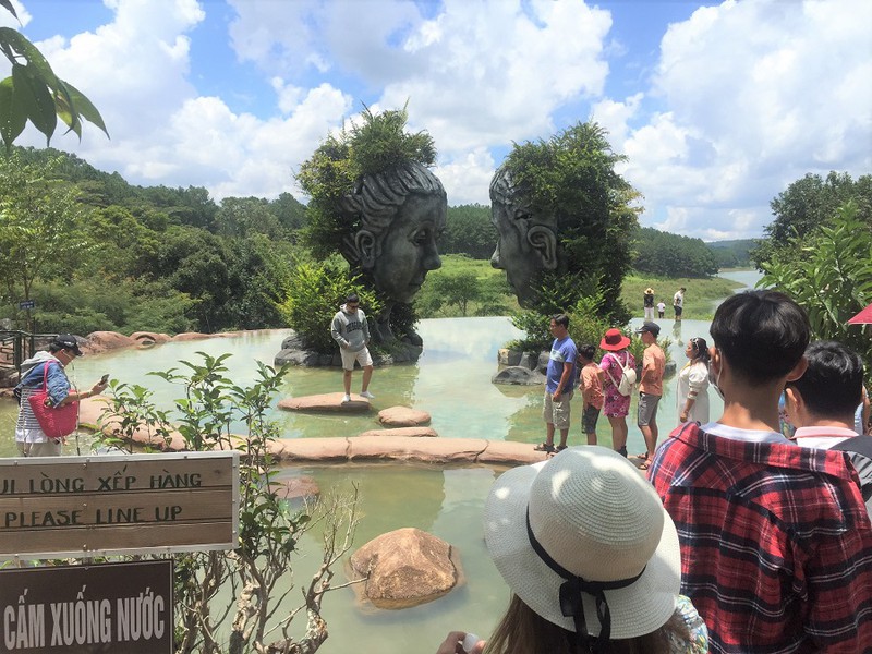 Du khách đến Lâm Đồng phải thông báo với chính quyền địa phương