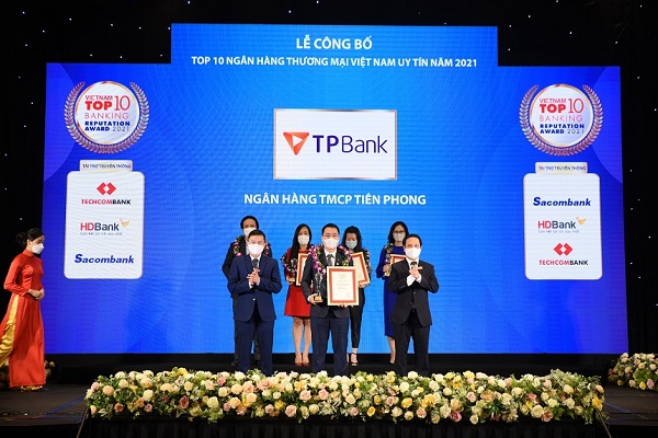 Ông Nguyễn Việt Anh - Phó Tổng giám đốc TPBank tại lễ trao giải của VnReport