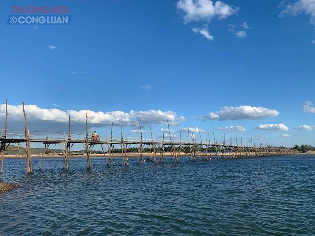 Trong số những cây cầu gỗ ấy, cầu Bình Thạnh là đặc biệt hơn cả vì được mệnh danh là “cầu gỗ dài nhất Việt Nam” với chiều dài khoảng gần 400m -