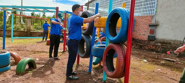 Cán bộ Đoàn, đoàn viên thanh niên Công ty Cổ phần cao su Sông Bé hào hứng xây dựng khu vui chơi cho thanh thiếu nhi địa phương