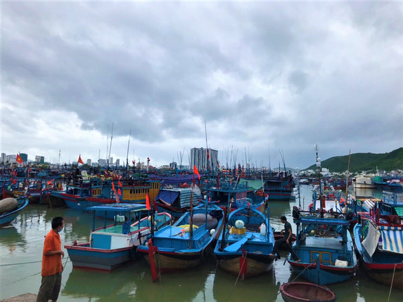 Ngư dân tại cảng Hòn Rớ (xã Phước Đồng, TP Nha Trang) đưa tàu vào tránh trú áp thấp nhiệt đới và bão số 9