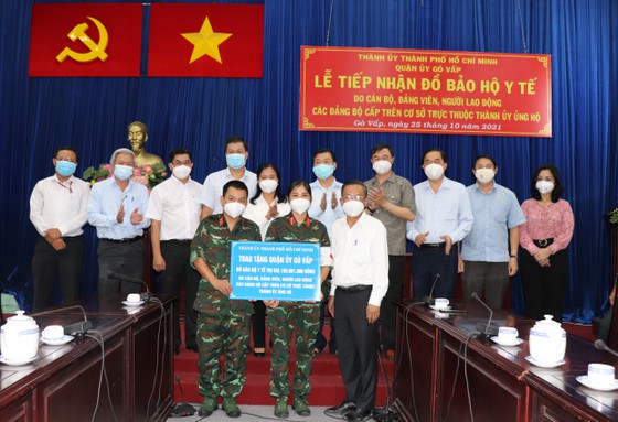 Trưởng ban Dân vận Thành ủy TPHCM Nguyễn Hữu Hiệp cùng đại biểu trao tặng đồ bảo hộ y tế cho các Trạm Y tế lưu động