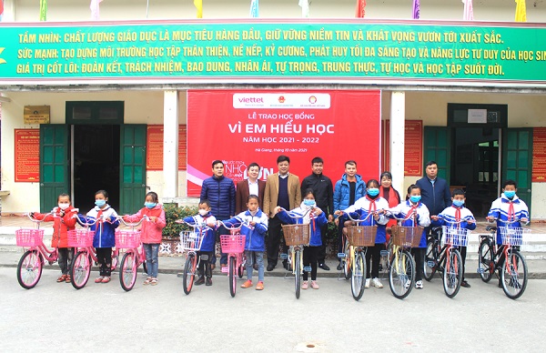 Lãnh đạo huyện Mèo Vạc và Viettel Hà Giang trao xe đạp cho học sinh nghèo hiếu học huyện Mèo Vạc