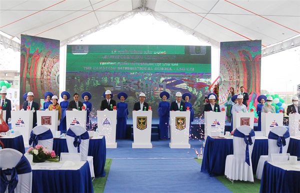 Các đại biểu nhấn nút khởi công xây dựng Trường Quốc tế Canada - Lào Cai