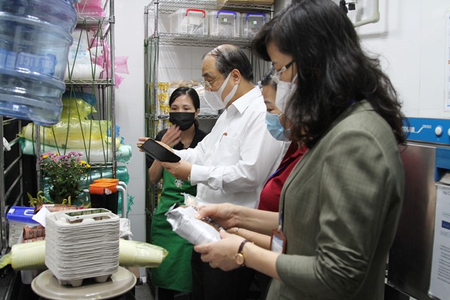 Lực lượng chức năng quận Cầu Giấy kiểm tra nguồn gốc nguyên liệu tại quán cà phê Starbucks, số 32, 34 phố Duy Tân (Ảnh KTĐT)