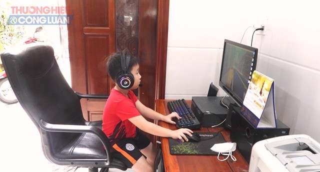 Em Phạm Huy Hoàng, học sinh lớp 3, trường Võ Thị Sáu, quận Liên Chiểu học trực tuyến