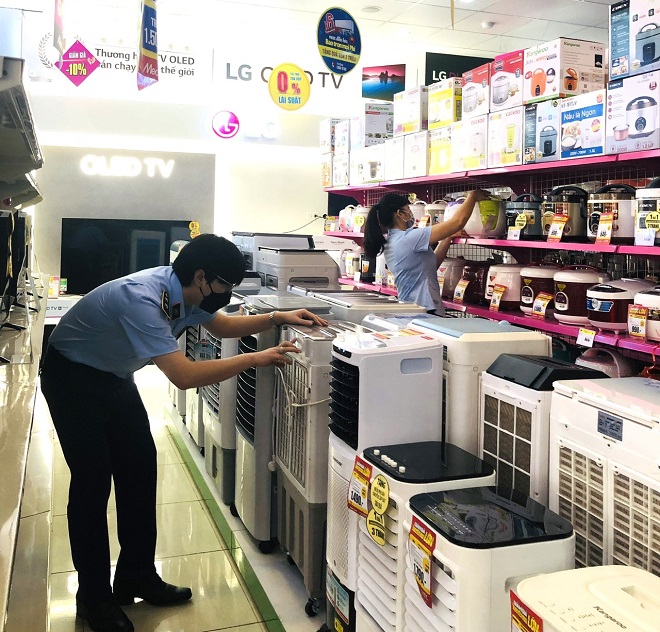 Lực lượng QLTT tỉnh Hòa Bình kiểm tra một cửa hàng kinh doanh điện máy