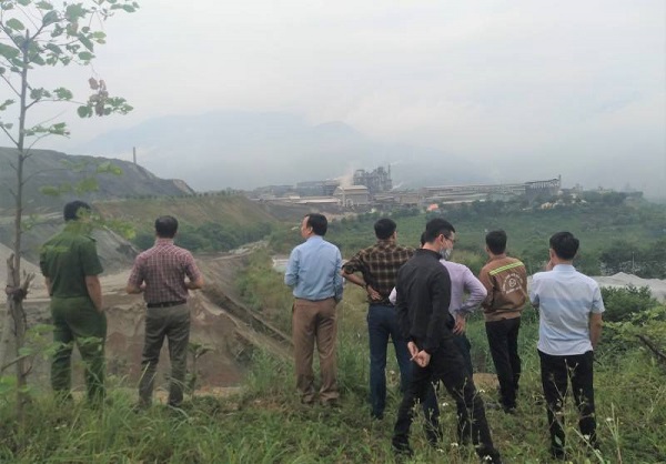Tổ giám sát làm việc tại bãi thải gyps của Tổ hợp hóa chất Đức Giang Lào Cai