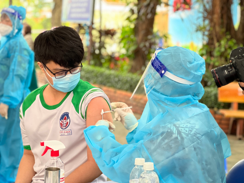 Tiêm vắc xin phòng COVID-19 cho học sinh lớp 12 tại huyện Củ Chi